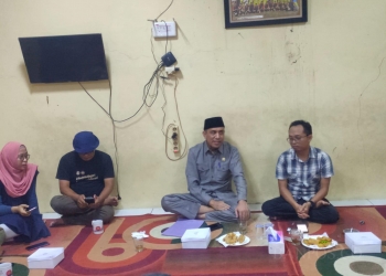 Wakil Ketua DPRD Kota Serang, Roni Alfanto, saat menyambangi Sekretariat Pokja Wartawan Kota Serang (PWKS), Kamis (13/4).