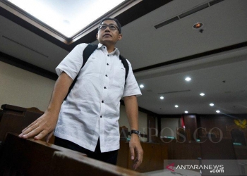 Mantan Ketua Umum Partai Demokrat, Anas Urbaningrum meninggalkan ruang sidang seusai menjalani sidang lanjutan Peninjauan Kembali (PK) di Pengadilan Negeri Jakarta Pusat, Jakarta, Kamis (12/7/2018). ANTARA FOTO/Hafidz Mubarak A/am.