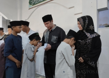 Ketua DPRD Kota Serang Budi Rustandi didampingi sang istri Arfina Rustandi (kanan) saat menggelar Santunan kepada yatim dan janda, Rabu (5/4).