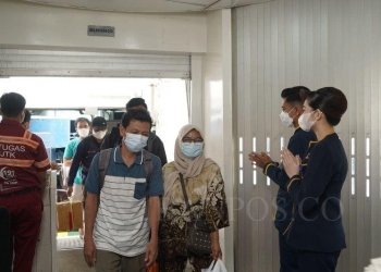 Kendaraan logistik di Merak.