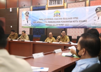 Sekda Kota Serang, Nanang Saefudin, saat memimpin Rakor di Kantor Cabang BJB Serang, Selasa (11/4).