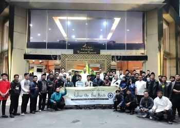 Foto bersama kegiatan Sahur On The Road yang dilaksanakan oleh managemen dan staf The Royale Krakatau Cilegon, Sabtu (15/4).