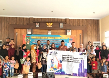 LUKMAN HAPIDIN/BANTEN POS
Suasana penyaluran bantuan makanan berprotein tinggi untuk masyarakat di Kelurahan Lebakgede, Jumat (26/5).