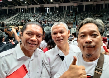 Pj Gubernur Banten berfoto bersama dalam acara yang diduga merupakan Musyawarah Rakyat (Musra) Relawan Jokowi di Istora Senayan Jakarta, Minggu (14/5).