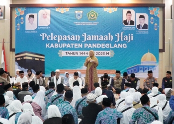 Bupati Pandeglang, Irna Narulita saat akan melepas Jemaah haji.