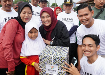 Bupati Pandeglang, Irna Narulita bersama pengurus Kormi Pandeglang saat memberikan hadiah kepada peserta.