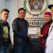 Ketua PWI Kabupaten Tangerang Sri Mulya dan Ketua PWI Lebak Fahdi Khalid bertukar cinderamata.