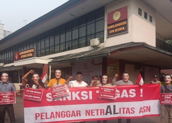 Kelompok Masyarakat yang tergabung dalam Jaringan Nurani Rakyat (Janur) Banten usai melakukan Teatrikal di Gedung KASN, Senin (22/5).
