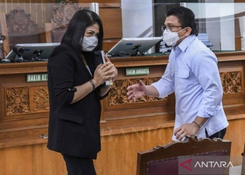 Terdakwa kasus pembunuhan Brigadir Nofriansyah Yosua Hutabarat, Ferdy Sambo (kanan) dan Putri Chandrawathi, saat bersiap mengikuti sidang lanjutan di PN Jaksel, Selasa (3/1). (ANTARA FOTO/Galih Pradipta/wsj)