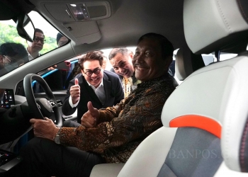 Menteri Koordinator Bidang Kemaritiman dan Investasi (Menko Marvest) Republik Indonesia, Luhut Binsar Pandjaitan saat menjajal MG4 EV, mobil listrik Crossover pertama yang MG tawarkan di pasar Indonesia.