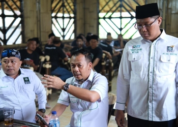 Ketua DPC PKB Kabupaten Tangerang, H.M. Nur Kholis, saat mendaftarkan Bacaleg ke KPU Kabupaten Tangerang didampingi oleh Ketua LPP Kabupaten Tangerang, Yunihar. (Istimewa)