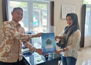 LUKMAN HAPIDIN/BANTEN POS
Bacaleg saat menjalani tes urine di BNN Kota Cilegon, Selasa (2/5).