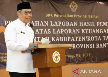 Walikota Tangerang Selatan, Benyamin Davnie, saat menerima Laporan Hasil Pemeriksaan (LHP) LKPD dari BPK Provinsi Banten.