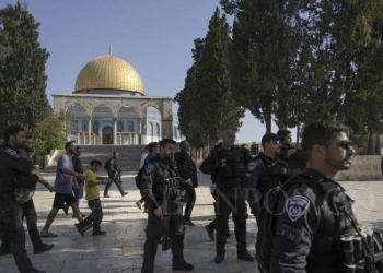 Persol Polisi Israel menjaga pemukim ilegal Yahudi di Al Aqsha. (FOTO: IST)