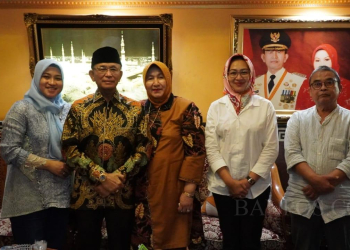 Bakal calon gubernur Banten Airin Rachmi Diany, saat bersilaturahmi ke kediaman mantan Bupati Serang dua Periode, Ahmad Taufik Nuriman (ATN).