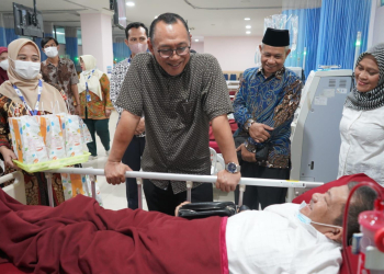 Helldy Beri Motivasi Pasien Cuci Darah di RSKM