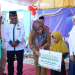 Bupati Pandeglang, Irna Narulita saat menyerahkan bantuan Pendidikan dari Baznas Pandeglang.