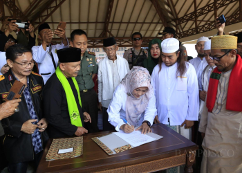 Bupati Pandeglang, Irna Narulita saat menandatangani deklarasi akbar penolakan miras di Pandeglang.