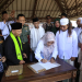 Bupati Pandeglang, Irna Narulita saat menandatangani deklarasi akbar penolakan miras di Pandeglang.
