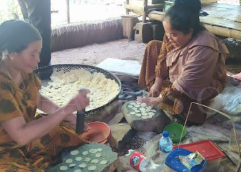 Tampak keluarga Muslimah dengan ekonomi kreatifnya memberdayakan hasil kebun yang ada, yakni penganan emping melinjo.