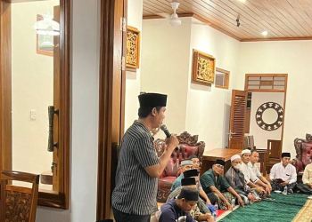Sekretaris DPC Partai Gerindra Kota Serang, Khoeri Mubarok, dalam kegiatan tahlilan Almarhum Desmond J Mahesa di Rumah Aspirasi atau Graha Kandaka yang berlokasi di Komplek Depag RT 01, Cipocok Jaya, Kota Serang, Sabtu (24/6) malam.