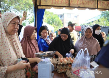 Warga sedang berbelanja telur di halaman GOR Neglasari pada hari Senin (26/6) dalam kegiatan Gerakan Pangan Murah (GPM) yang diselenggarakan Badan Pangan Nasional (Bapanas) bersama Pemkot Tangerang dan sembilan distibutor lainnya sebagai upaya menyediakan bahan pangan murah jelang idul adha. (FOTO: ANTARA/Irfan)