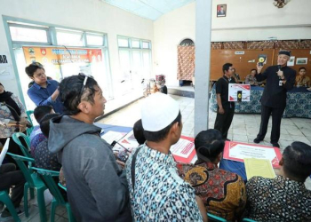 Ganjar Menyerahkan Bankeu Sosial Ke Warga Kendal