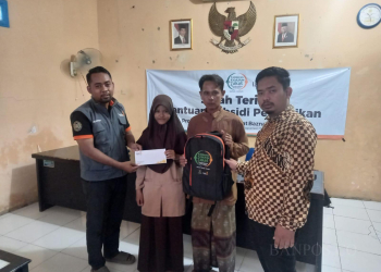 Penyerahan subsidi pendidikan kepada 100 siswa tidak mampu di Desa Domas, Kecamatan Pontang Kabupaten Serang, Sabtu (17/6). oleh Lazis Muhammadiyah (LazisMu) dan Baznas.