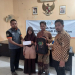 Penyerahan subsidi pendidikan kepada 100 siswa tidak mampu di Desa Domas, Kecamatan Pontang Kabupaten Serang, Sabtu (17/6). oleh Lazis Muhammadiyah (LazisMu) dan Baznas.