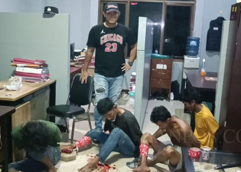 Kasatreskrim Polres Pandeglang, AKP Shilton saat mengintrogasi pelaku begal.