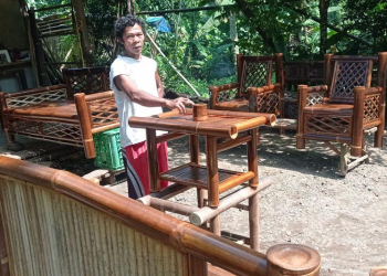 Perajin di Rangkasbitung Kabupaten Lebak tengah menjemur produksi mebel bambu usai dilakukan pencetaan furniture dan siap diangkut ke konsumen.  (FOTO: ANTARA/Mansyur Suryana)