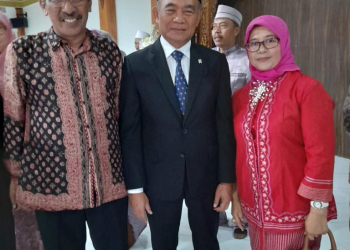 Guru besar dari Pendidikan Bahasa Indonesia Fakultas Ilmu Keguruan dan Ilmu Pendidikan (FKIP) Universitas Sultan Ageng Tirtayasa (Untirta), Aceng Hasani (kiri).