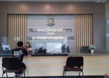 Ilustrasi - Petugas saat melayani pelaporan warga di Kejari Kabupaten Tangerang. (Azmi)