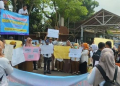 Para Guru P1 Menggelar Aksi Di Depan Gedung DPRD Banten Menuntut Kejelasan Nasibnya.