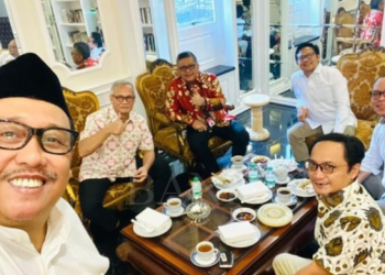 Sekjen PDIP Hasto Kristiyanto (berbatik merah) saat mengunjungi DPP PKB untuk mengajak berkoalisi, 2 Juni lalu. (Foto: Istimewa)