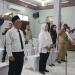 LUKMAN HAPIDIN/BANTEN POS
Kordiv Sosialisasi, Pendidikan Pemilih, Partisipasi Masyarakat dan Sumber Daya Manusia KPU Kota Cilegon, Nunung Nurjanah saat melantik 1 anggota PPK Cilegon dan 1 anggota PPS Kelurahan Ciwedus melalui PAW.