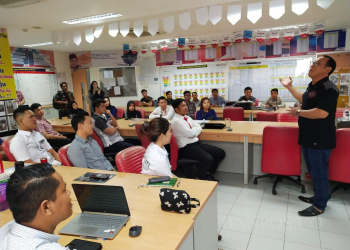 ISTIMEWA
Di sela menghadiri Hari Keluarga Nasional ke-30 di Kota Palembang, Walikota Cilegon Helldy Agustian menyempatkan diri memberikan motivasi kepada puluhan sales dan pegawai Auto 2000 Plaju, Palembang,  Sumatera Selatan, Rabu (5/7).