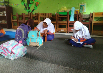 Kurang Sarana, Siswa SDN Pecinan Kota Cilegon Belajar di Lantai