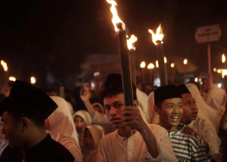 Meriahkan Tahun Baru, Ribuan Warga Ikuti Pawai Obor