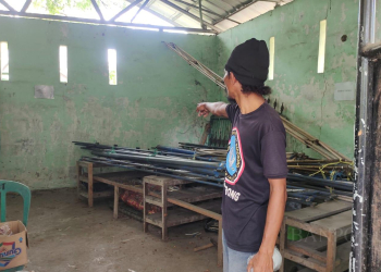 LUKMAN HAPIDIN/BANTEN POS 
Penjaga makam saat menunjukkan sejumlah peralatan yang hilang di TPU Jabalintang, Kamis (20/7).