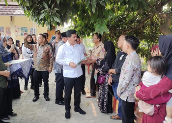 Menteri ATR/BPN Hadi Tjahjanto membagikan secara langsung sertifikat tanah ke masyarakat di Kota Cilegon, Kamis (27/7). (LUKMAN HAPIDIN/BANTEN POS)