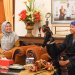 Bupati Pandeglang, Irna Narulita saat menerima kunjungan Dalang muda, Aming Ajen.