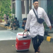 Salah seorang Jemaah haji saat membawa barang bawaannya.