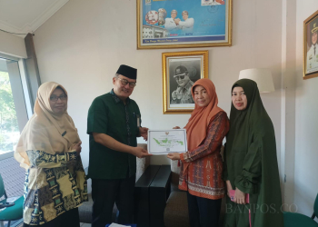 Kepala Dispusar Lebak menerima Sertifikat Akreditas dari perwakilan Perpustakaan Nasional