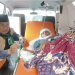 Salah satu jemaah haji yang sedang sakit dipulangkan menggunakan mobil ambulans