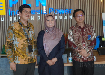 Bupati Pandeglang, Irna Narulita saat poto bersama dengan GM PLTU 2 Labuan yang lama dengan yang baru.