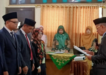 Rektor Universitas Mathla'ul Anwar (Unma) Banten, Prof. Dr. H.E.Syibli Syarjaya saat lantik 4 dekan.