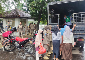 Petugas Satpol PP saat menggiring gepeng dan anjal ke mobil petugas, Jumat (7/7). (LUKMAN HAPIDIN/BANTEN POS)