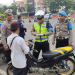 Petugas Satlantas Polres Cilegon saat melakukan penindakan terhadap pelanggar lalulintas saat OPS Patuh Maung, Senin (10/7). (LUKMAN HAPIDIN/BANTEN POS)