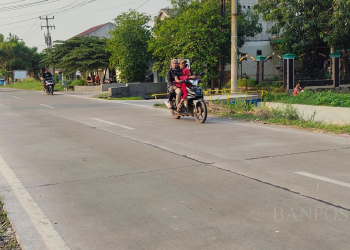 Sejumlah pengendara saat melintasi Jalan Akses Panggungrawi yang menjadi temuan BPK, Rabu (12/7). (LUKMAN HAPIDIN/BANTEN POS)